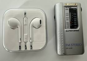Cr-la30 Aiwa Super Bass Am/fm Stereo Radio New Apple Ear Buds Japan