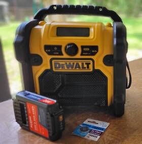 Dcro18 Dewalt Am/fm/clock Worksite Radio New Batteries Included Mint Condition
