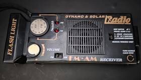 364869 Dynamo & Solar Vintage Dynamo-electric And Radio With Light Emergency Am/fm Runs On Aa