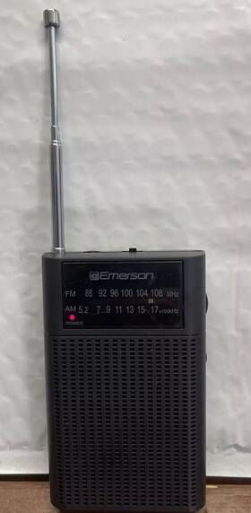 Er-7000 Emerson Portable Am Fm Radio With Speaker Headphone Port And Volume Control