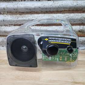 C0122100 Freeplay Vtg Self Powered Am/fm Radio Solar And Crank Clear See Through