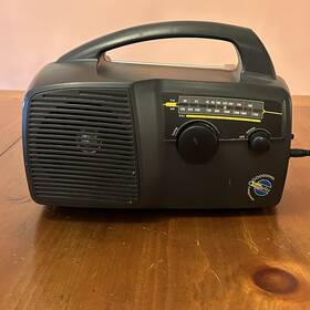 Se-410553 Freeplay Self Powered Am/fm Radio Solar Power With Crank Also Plug. Tested Works