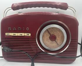930637 Intertek 600065 Retro Portable Am / Fm Radio By Model Red White Tested 2013
