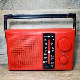Lt-1808 Leotec Portable Am/fm Radio Ac And Battery Operated Color Red