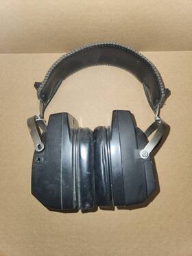 Macdonalds 12-92a Vintage Am/fm Headphone Radio Damaged