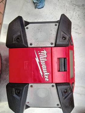 2590-m12 Milwaukee Cordless Jobsite Radio No Battery Charger Functional