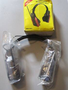 Mu20 Mustang Am/fm Headphone Radio Model In Box - Blue And Black Vintage