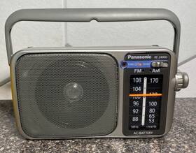Rf-2400d Panasonic 445042498485 Am Fm Portable Radio Battery Operated Or Ac Power Works