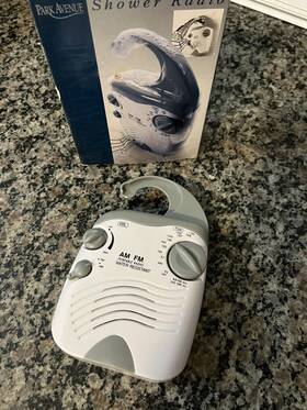 Pa1684wh Park Avenue Am/fm Waterproof Shower Radio Hanging Clip