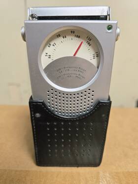 841.552 Pocket Radio Am/fm Silver Leather Case Earphone Jack