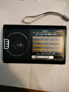 R-39e Qfx R-39e- Am/fm/sw/usb/mp3/strap With Flashlight Black 5 Inch X3