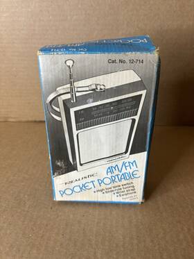12-714 Radio Shack Realistic 12-662 Am Fm Pocket Portable With Box