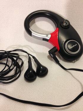 12-188 Radioshack Radio Shack Portable Fm Compass Carabiner Hook Ear Buds Flashlight