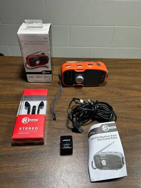 2000654 Radioshack Radio Shack Am/fm/weather Crank Bundle - Works Perfectly Mint