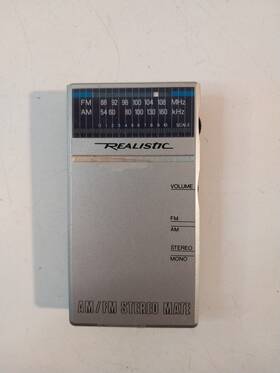 12-135a Realistic Vintage Am/fm Stereo Mate Pocket Radio Missing Batt. Cover