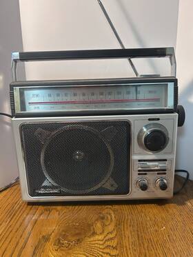 12-650a Realistic Vintage Long Range Portable Am/fm Radio Tested Works
