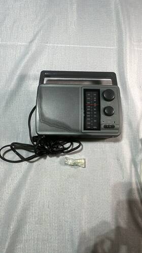 12-726 Realistic Vtg Radio Shack Am/fm Portable Receiver Model Works Ac/dc