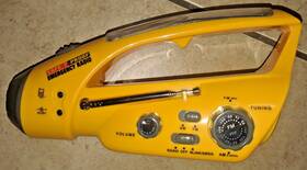 88cs Safe-t-proof Emergency Radio Solar And Handcrank No Batteries Am/fm Flashlight Blinker Siren