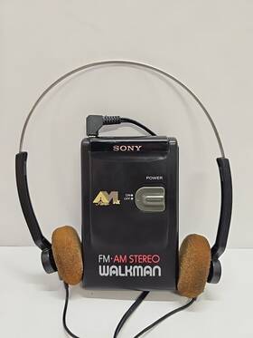 Srf-42 Sony Walkman Am/fm Stereo In Working Condition With Headphones Trh-1