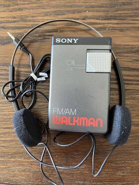 Surf-19w Sony Fm/am Walkman Radio With Headphones Srf-19w Tested And Works Great