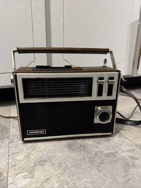 2544 Soundesign Vintage 6 Bands Radio No Power