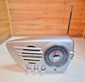 541-892 Streamliner Vintage Am/fm Radio Article Silver Tested