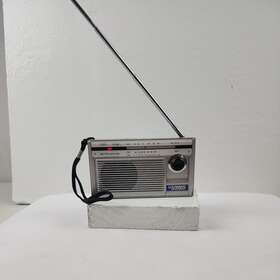 Dme654823 U.s.news & World Report And Am-fm 2 Band Portable Radio Working New 3 Aa Batteries