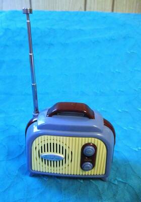 758006 Walgreens Vtg. Mini Retro Blue Fm Battery Operated Auto Scan Radio #758006 - Vgc