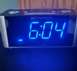 Emerson CKS1708 Smart Set Alarm Clock Radio Digital Silver Aux *tested*. Fixed Price $22.95.