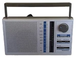 Magnovox D2000 Portable Am/fm Radio Tested W/batteries. Works Great!!!!. Fixed Price $19.00.