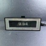 Vintage General Electric Flip Dial Clock 8142-4 No Alarm Or Light. Fixed Price $29.99.